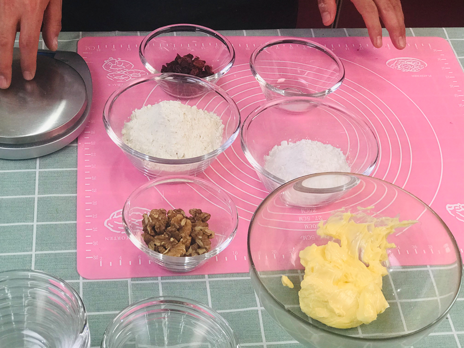 跟著唐人老師學(xué)做:美式蔓越莓餅干(圖1) image002.png