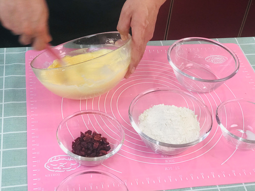 跟著唐人老師學(xué)做:美式蔓越莓餅干(圖2) image004.png