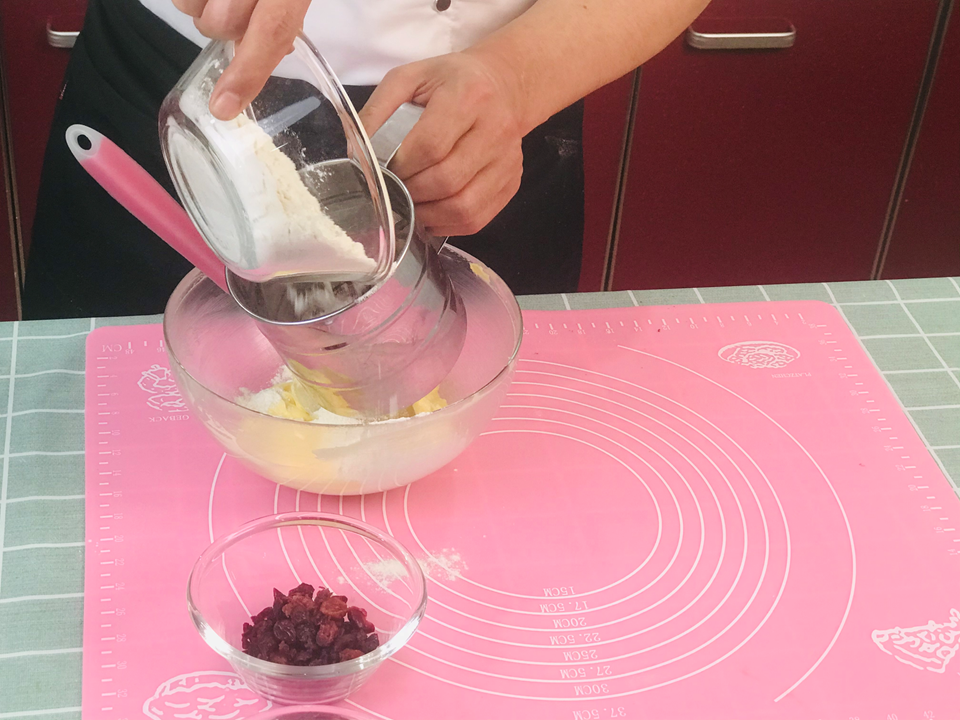 跟著唐人老師學(xué)做:美式蔓越莓餅干(圖3) image006.png