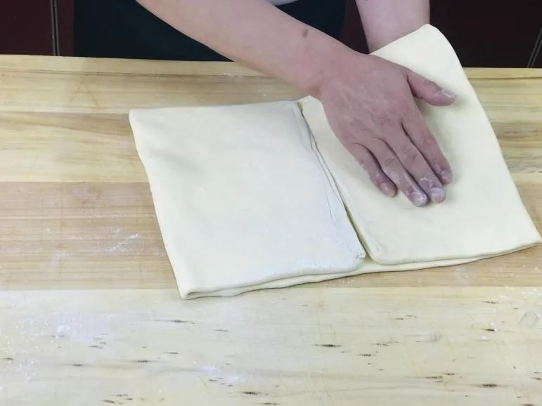 年輕人最愛的網(wǎng)紅店爆款，酥到掉渣的“蝴蝶酥”