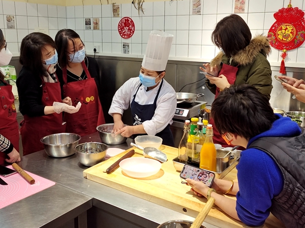 除夕手工餃子體驗(yàn)課落幕(圖3) 微信圖片_20230103100027.jpg