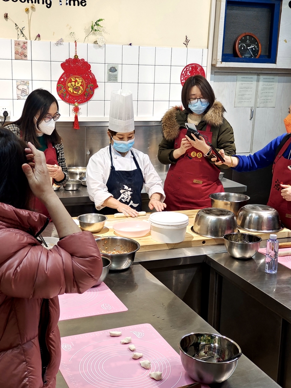 除夕手工餃子體驗(yàn)課落幕(圖1) 5991ded4de8a1cedb930fb5432135e9.jpg