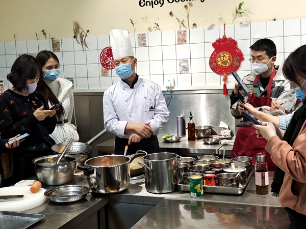 經(jīng)典年夜飯?bào)w驗(yàn)活動(dòng)圓滿(mǎn)結(jié)束(圖2) 微信圖片_202301081133406.jpg