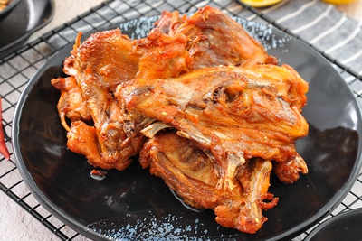 風(fēng)靡全網(wǎng)特色小吃大全(圖8) 攝圖網(wǎng)_501622572_秘制五香炸雞架美食(企業(yè)商用).jpg