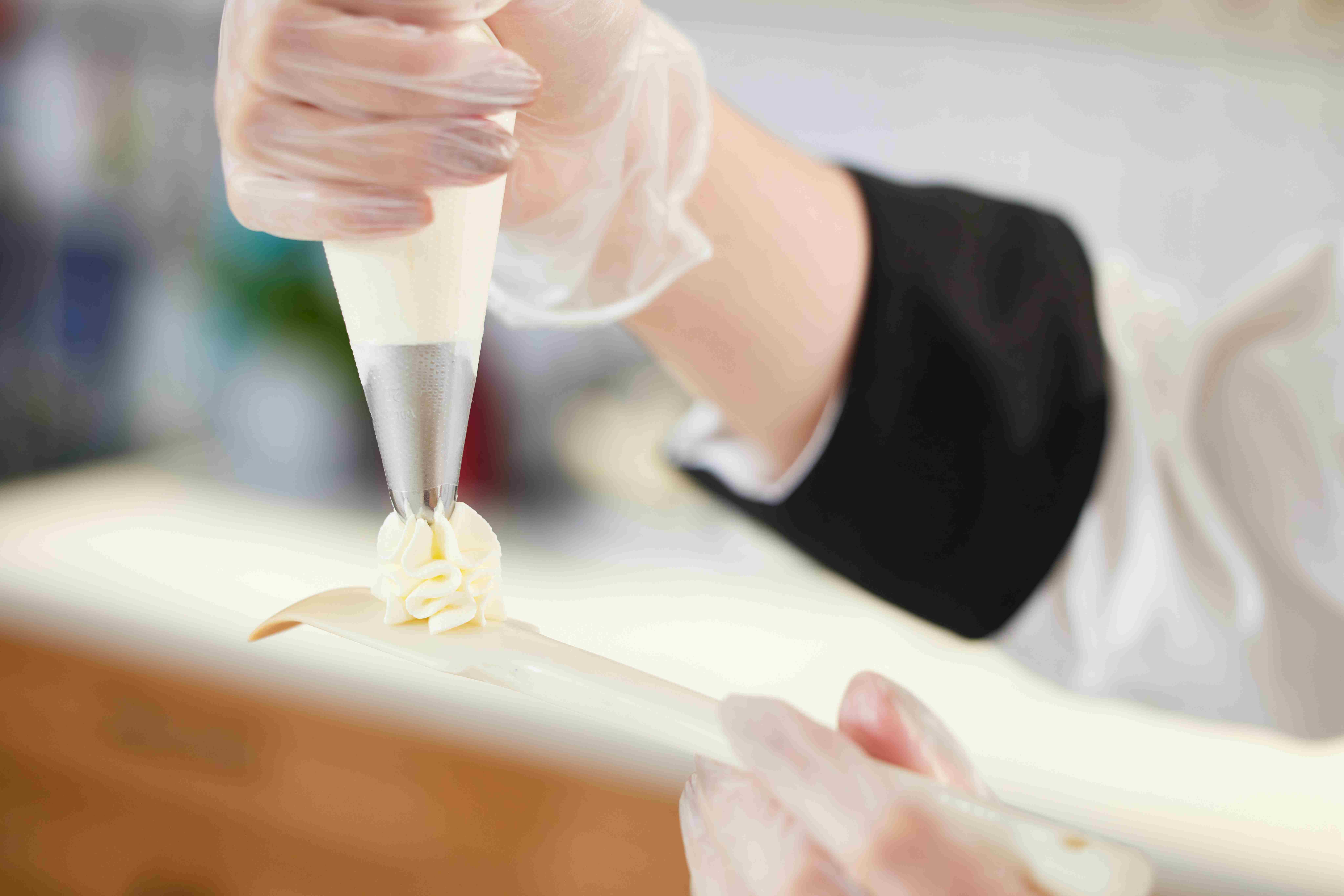 蛋糕裱花綜合研修班(圖1) 攝圖網(wǎng)_501804594_女西點(diǎn)師練習(xí)蛋糕裱花特寫(企業(yè)商用).jpg